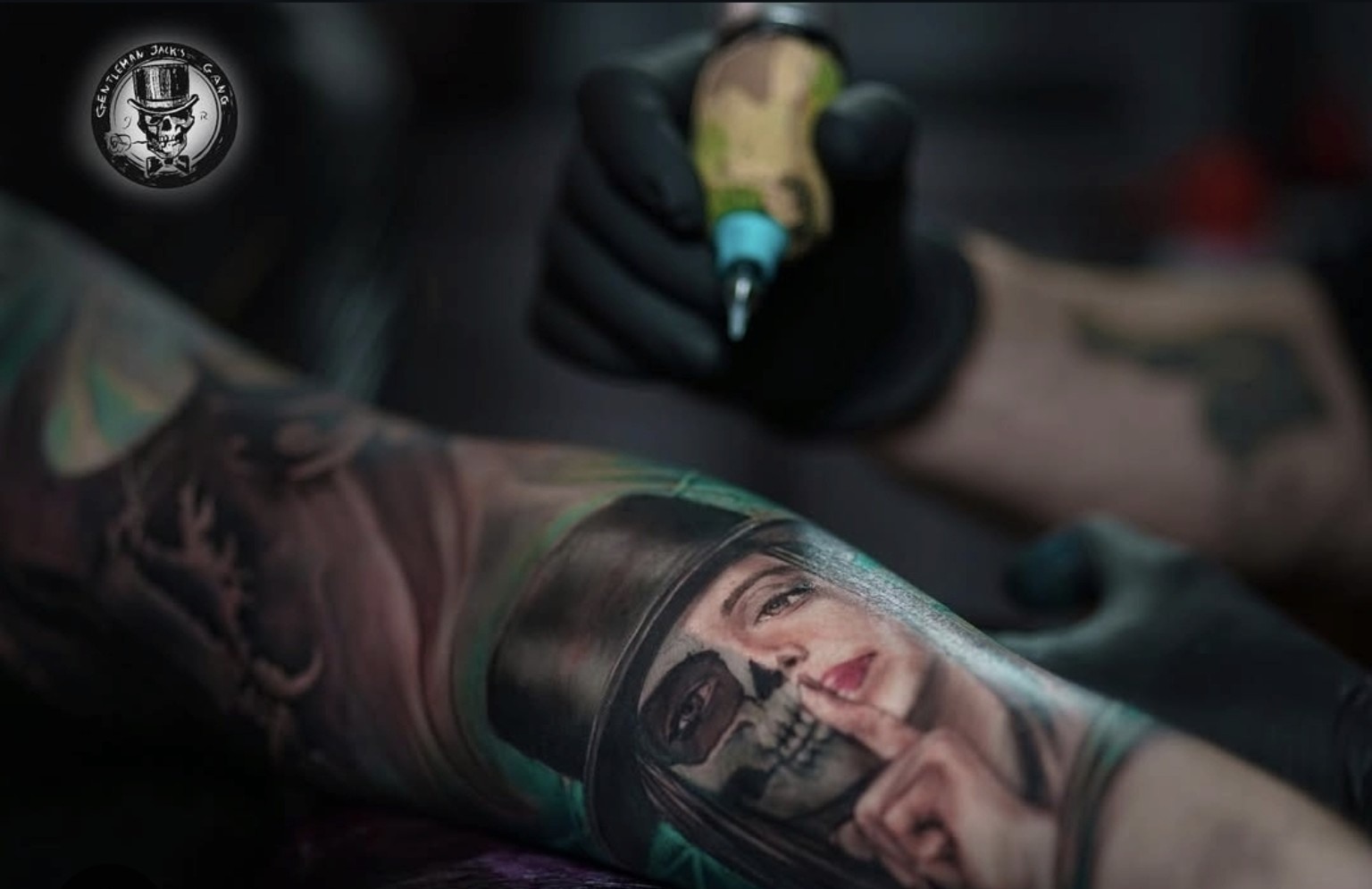 Color Tattoos in Bonn – Arbeit von Jacek Roslon bei Gentleman Jack's Gang Bonn
