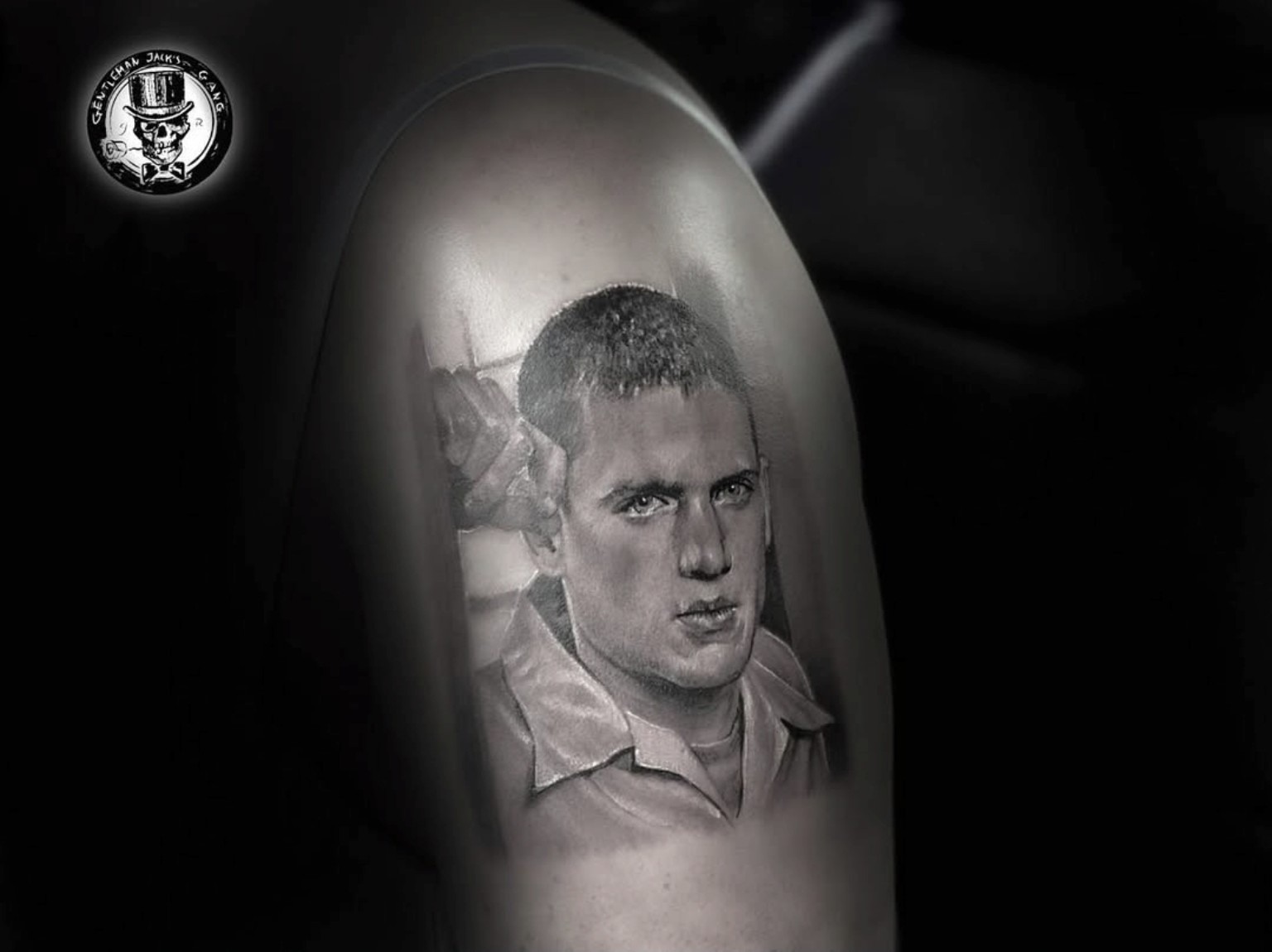 Realistic Tattoos in Bonn – Arbeit von Jacek Roslon bei Gentleman Jack's Gang Bonn
