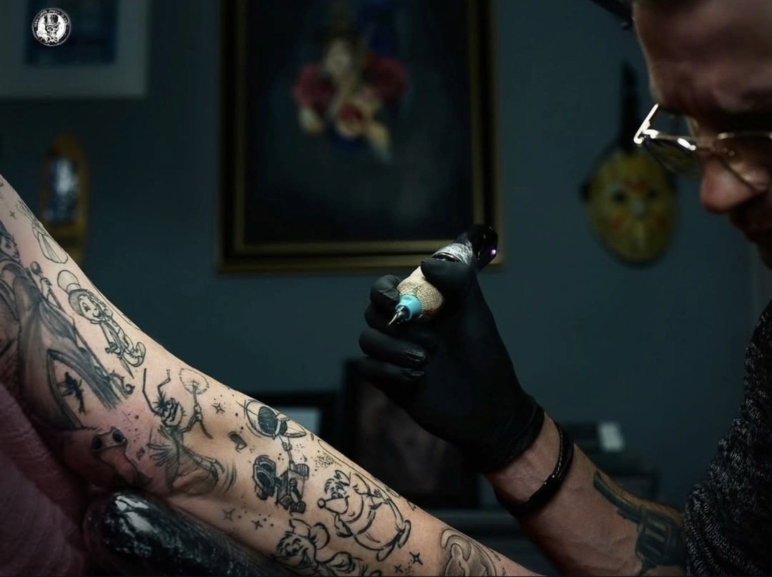 Color Tattoos in Bonn – Arbeit von Jacek Roslon bei Gentleman Jack's Gang Bonn